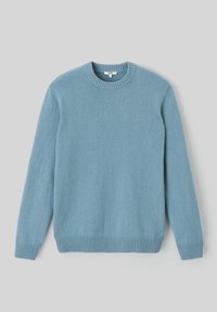 Un pull bleu clair en matière douce, doté d'un col rond, de poignets et d'un ourlet côtelés, avec une texture lisse et un design minimaliste.