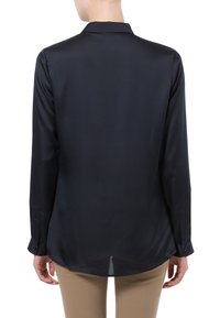 Černá saténová blůza s dlouhým rukávem a přizpůsobeným límcem, hladkou texturou a manžetami na knoflíky, s kulatým lemem a volnějším střihem.