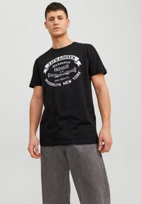 Jack & Jones O-NECK - Apdrukāts T-krekls - black