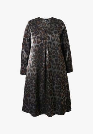 Sukienka w panterkę z długimi rękawami, dekoltem w kształcie litery V i plisowanym przodem. Wykonana z gładkiego materiału, w odcieniach brązu i czerni.
