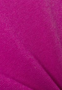 Textiel in levendig magenta, fijn geweven met een zachte textuur, met een lichte glans en subtiele kleurvariaties.