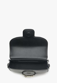 Czarna skórzana torebka z zaokrągloną klapą, złotym zapięciem i gładkim wnętrzem. Posiada jedną komorę oraz kieszeń na zamek.