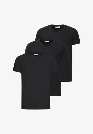 Kolm musta lühikese varrukaga t-särki, ümmarguse kaelusega ja V-kaelusega, üksteise peal valgel taustal järjestatud.