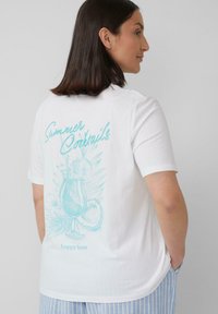 Witte katoenen t-shirt met een lichtblauw grafisch ontwerp van een cocktailglas met tropische elementen en de tekst "Zomer Cocktails - happy hour."
