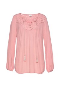 Roze blouse met lange mouwen en geplooide textuur, ronde halslijn met uitsnijdingen, en een sluiting aan de voorkant met strik en kwastjes.