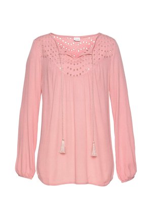 Roze blouse met lange mouwen en geplooide textuur, ronde halslijn met uitsnijdingen, en een sluiting aan de voorkant met strik en kwastjes.