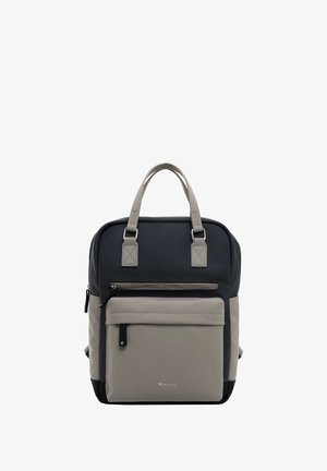 Sac à dos noir et gris avec des poignées doubles, une poche frontale zippée et une texture lisse. Présente des accents gris et un détail de logo à l'avant.