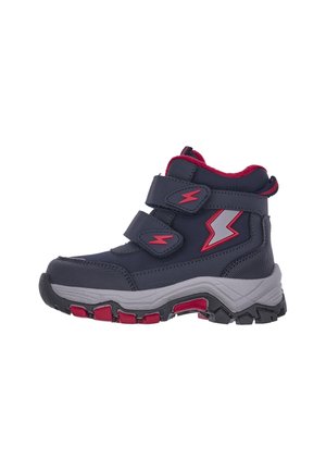 Zapatillas de caña alta en azul y gris con acentos rojos, que cuentan con dos correas de Velcro, un diseño de rayo y una suela de goma texturizada.