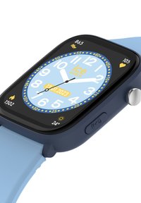 Smartwatch con schermo rettangolare nero, cinturino in silicone blu, dettagli gialli e blu, e display digitale che mostra data, ora e icone.