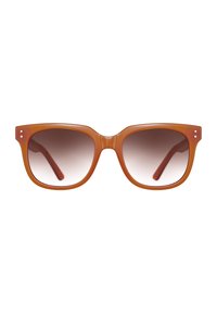 Gafas de sol de plástico marrón con un marco rectangular grueso y lentes degradados. Dos pequeñas tachuelas decorativas en cada lado del marco.