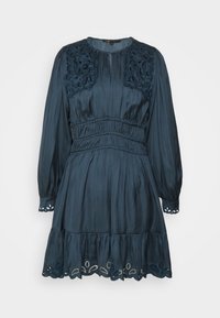 Robe bleu foncé à manches longues avec détails en dentelle brodés sur les épaules, les poignets et l'ourlet, avec taille froncée et jupe fluide.