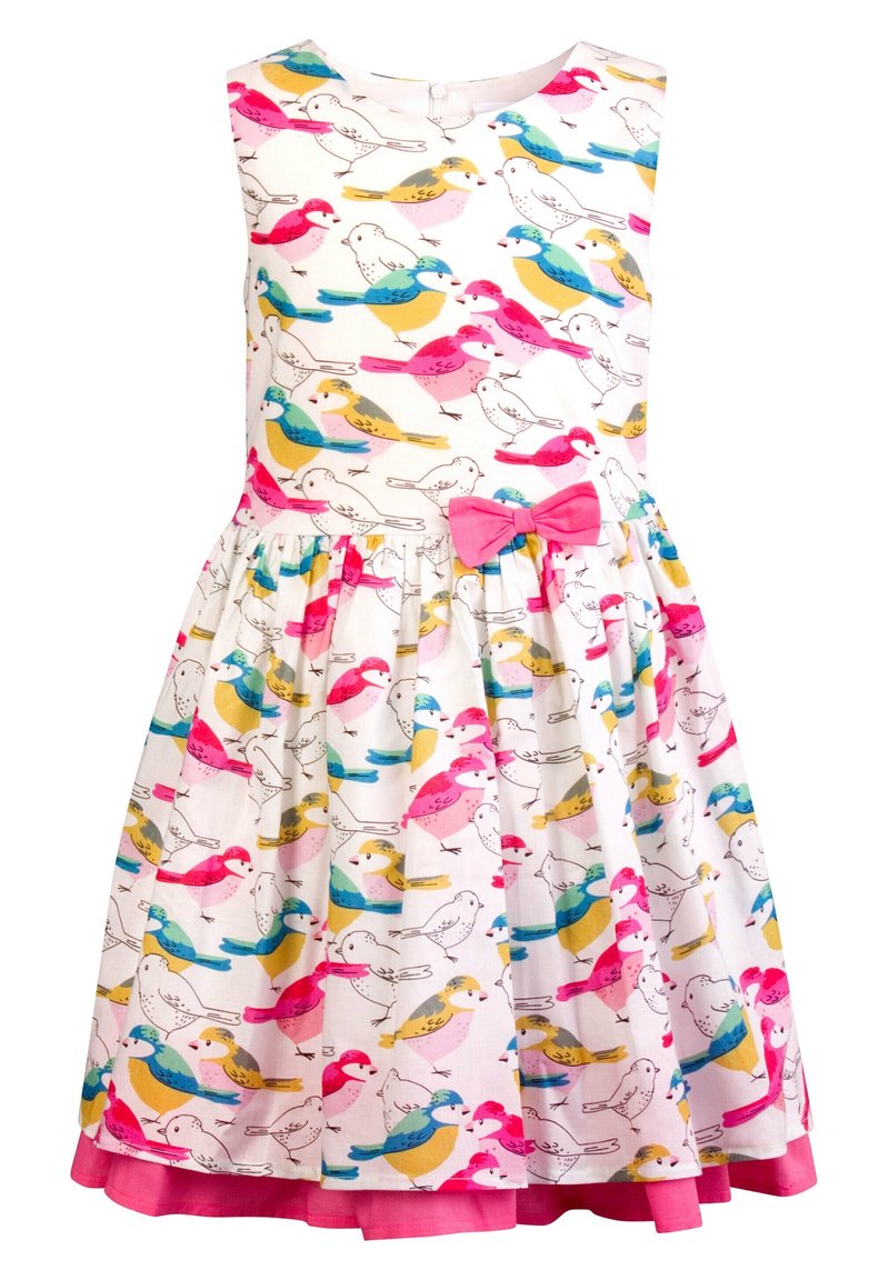 Sukienka bez rękawów z białego materiału, zdobiona kolorowymi wzorami ptaków w odcieniach różu, niebieskiego, żółtego i zielonego, z różową kokardą w pasie.