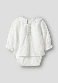 Weißer Baby-Body mit langen Ärmeln, gewelltem Kragen, vorderer Knopfleiste und gerafften Manschetten. Weicher, strukturierter Stoff.