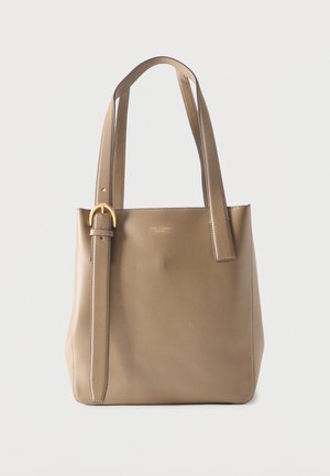 Τσάντα tote από ταουπ δέρμα με δύο λουριά ώμου και ένα ρυθμιζόμενο λουρί με χρυσή αγκράφα, απεικονίζεται σε λευκό φόντο.