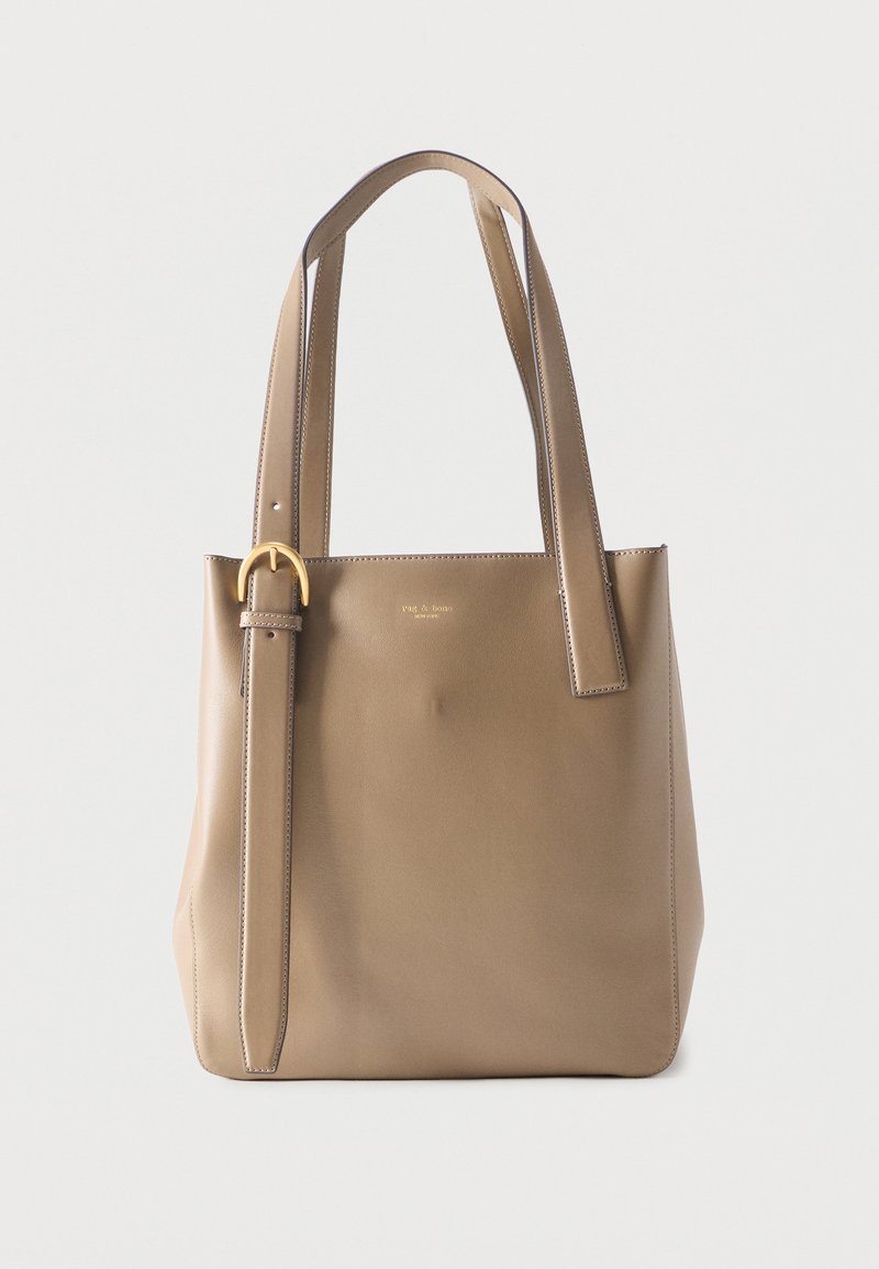 Τσάντα tote από ταουπ δέρμα με δύο λουριά ώμου και ένα ρυθμιζόμενο λουρί με χρυσή αγκράφα, απεικονίζεται σε λευκό φόντο.