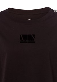 Schwarzes Baumwoll-T-Shirt mit rundem Halsausschnitt, kurzen Ärmeln und einem strukturierten Armani Exchange-Logo in der Mitte. Silberne Akzente an den Schultern.