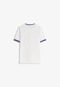 Bijela majica kratkih rukava s okruglim izrezom i plavim rubovima, te plavim detaljima na rubovima rukava. Pamuk, jednostavan dizajn.