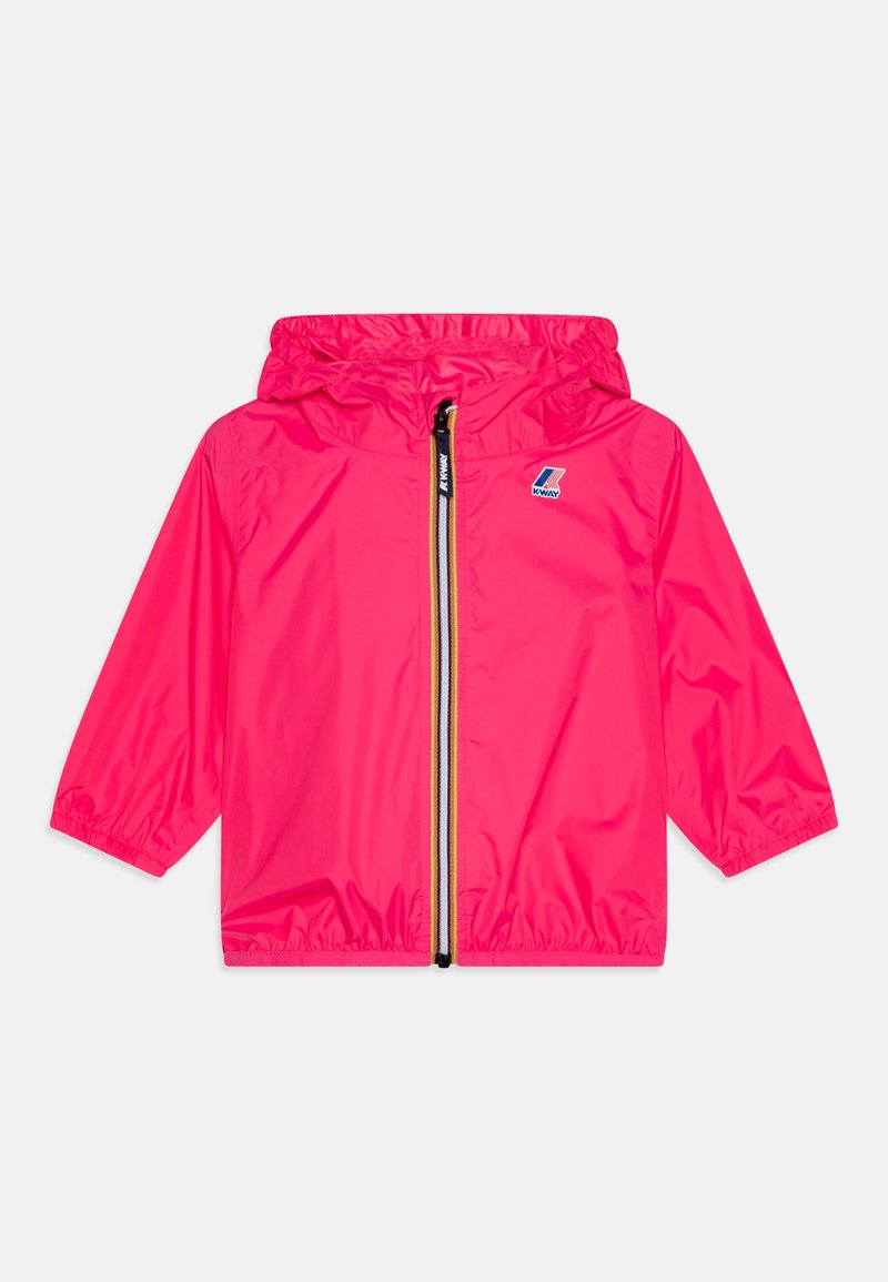 Giacca antipioggia leggera rosa con cappuccio, zip frontale completa e polsini elastici. Presenta una toppa con logo e un tessuto liscio e lucido.