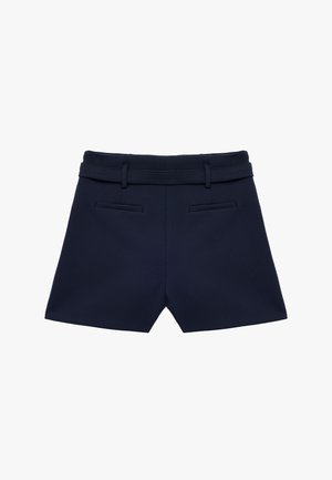 Navyblauwe op maat gemaakte shorts, gemaakt van een gladde stof, met riemlussen, een nette tailleband en twee achterzakken zonder zichtbare hardware.