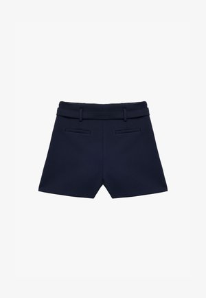Navyblauwe op maat gemaakte shorts, gemaakt van een gladde stof, met riemlussen, een nette tailleband en twee achterzakken zonder zichtbare hardware.