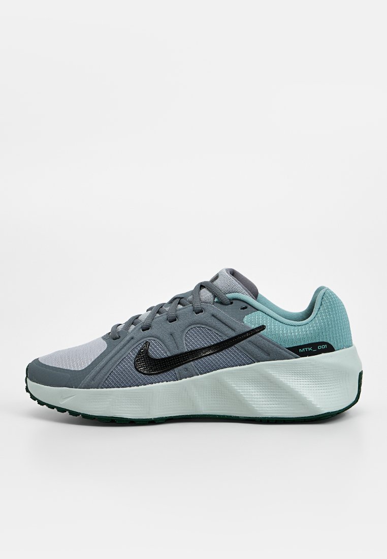 Zapatilla deportiva gris y azul claro con parte superior de malla, acentos texturizados, logo negro y suela acolchada con dibujo de patrón en la pisada.