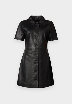 Vestido camisola de couro preto com colarinho espalhado, mangas curtas, fecho dianteiro forrado com botões e uma silhueta ajustada com bainha ampla.