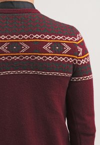Pier One Strickpullover - bordeaux
