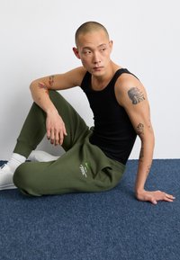 Nike Sportswear JOGGER   - Treniņtērpa apakšdaļas - cargo khaki