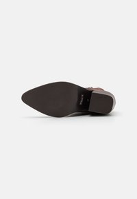 Guess JALELLA2 - Ankelboots med høye hæler - brown