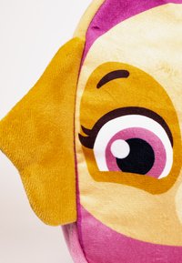 Testa di cane in peluche con pelliccia morbida e dalla consistenza particolare. Presenta un orecchio giallo, occhi grandi ed espressivi, e una combinazione di colori rosa e crema.