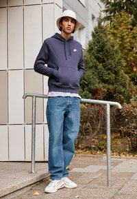 Nike Sportswear SPORTSWEAR CLUB FLEECE - Sweatshirt com capuz - cave purple/white