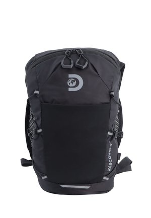 Schwarzer Rucksack aus robustem Material, mit einem Reißverschluss-Hauptfach, einer Fronttasche, Netz-Seitentaschen und verstellbaren Trägern.