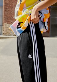 adidas Originals BF ADICOLOR PRIMEBLUE RELAXED PANTS