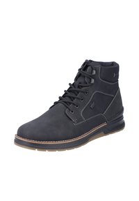 Bottine en cuir noir avec un devant à lacets, un col rembourré et des coutures contrastées. Elle possède une semelle texturée et un design épuré.