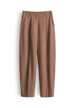 Pantalon marron taille haute avec poches latérales, passants de ceinture, plis devant et coupe droite, présenté sur un fond blanc.