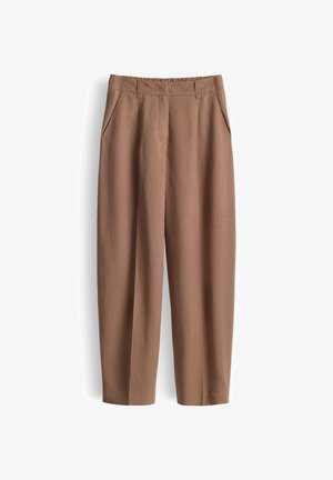 Pantaloni marroni a vita alta con tasche laterali, passanti per cintura, pieghe frontali e vestibilità a gamba dritta, mostrati su sfondo bianco.