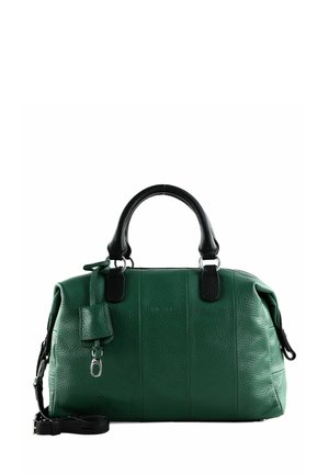 Sac à main en cuir vert avec des accents noirs, poignées arrondies, une bandoulière amovible, finition texturée et une petite étiquette de bagage.