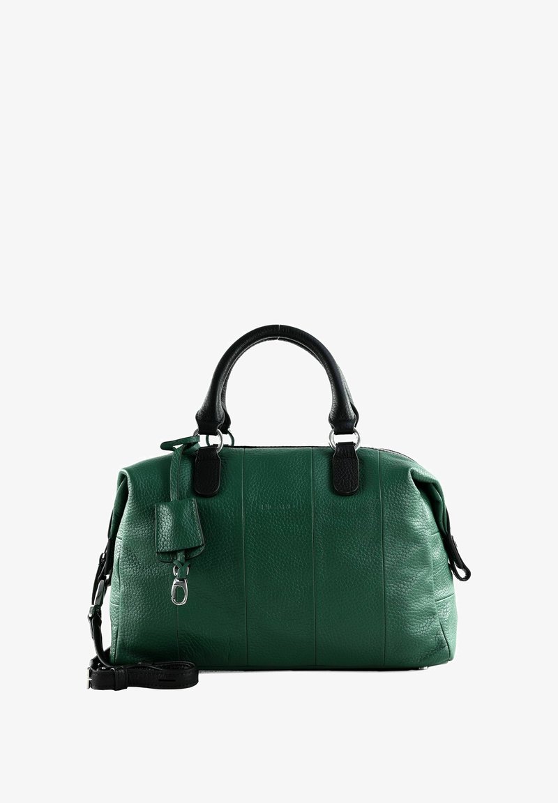 Sac à main en cuir vert avec des accents noirs, poignées arrondies, une bandoulière amovible, finition texturée et une petite étiquette de bagage.
