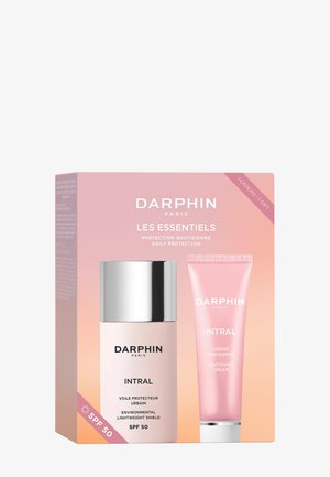 Darphin Intral huidverzorgingsset met SPF 50 milieuvriendelijke lichte bescherming en verzachtende crème in roze en zilveren verpakking.