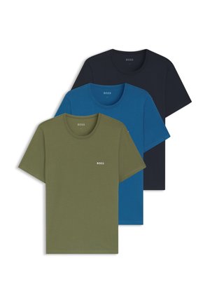 Drie BOSS T-shirts met korte mouwen en ronde hals in olijfgroen, blauw en zwart, gestapeld met zichtbare merknamen op de borst.
