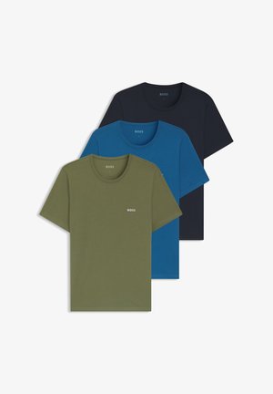 Drie BOSS T-shirts met korte mouwen en ronde hals in olijfgroen, blauw en zwart, gestapeld met zichtbare merknamen op de borst.