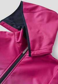 Fuchsiajacke mit einer schwarz gefütterten Kapuze, die einen hohen Kragen, einen verdeckten Reißverschluss und eine glatte, glänzende Stofftextur aufweist.