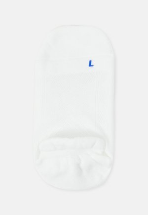 Biała skarpetka sięgająca kostki, z prążkowanym wzorem i niebieską etykietą "L" oznaczającą rozmiar. Tekstura wydaje się gładka z lekko elastycznym otworzeniem.