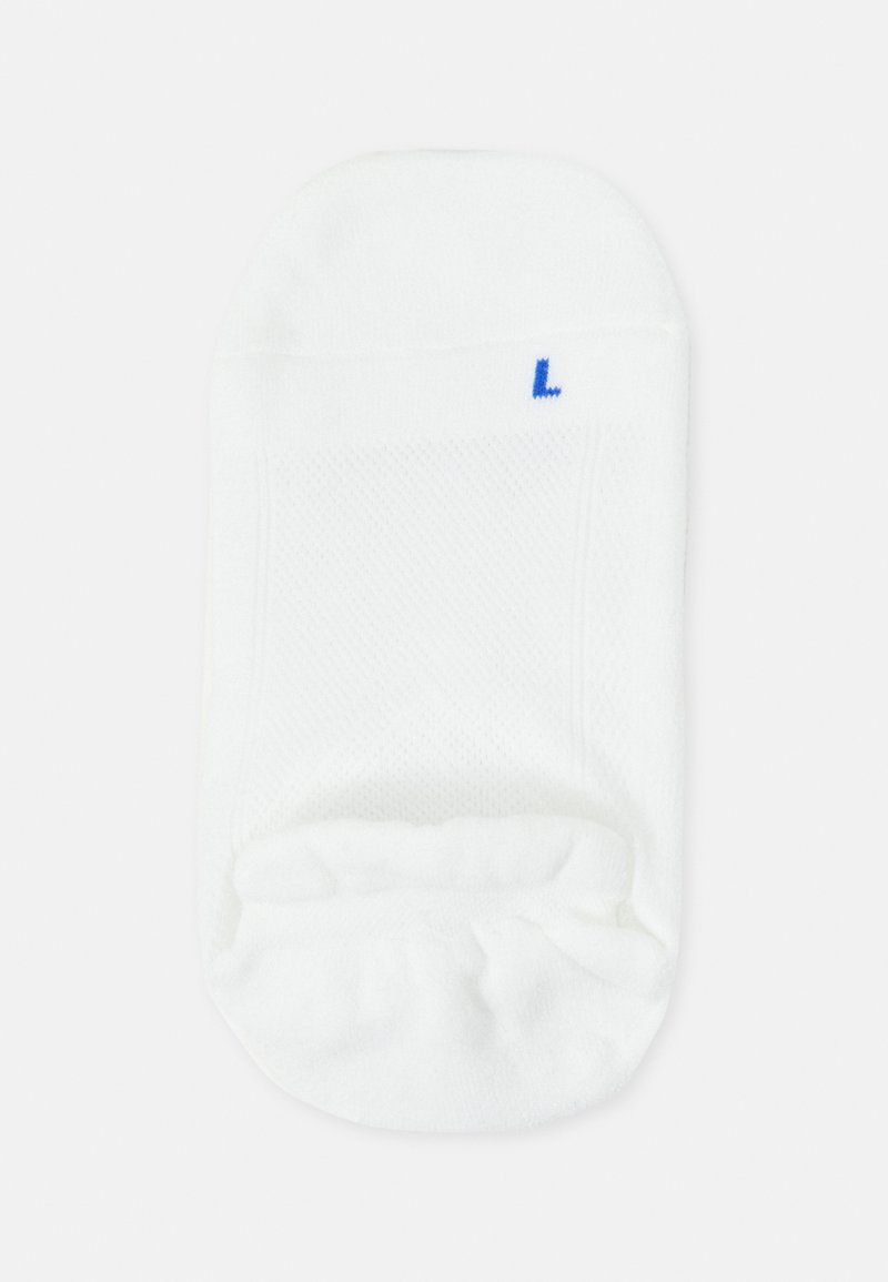 Weiße Knöchelsocke mit geripptem Design und einem blauen "L"-Label für die Größe. Die Textur wirkt glatt mit einem leicht elastischen Bund.