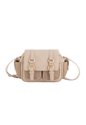 Beige Leder Umhängetasche mit strukturiertem Finish, goldenen Beschlägen, Klappenverschluss und zwei vorderen Taschen mit Schnallenakzenten.