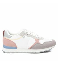 Zapatilla blanca con acentos en rosa y gris, que presenta materiales de ante y cuero, diseño con cordones, suela texturizada y tacón de goma.