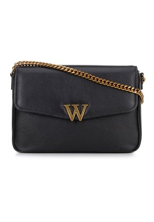 Borsa a tracolla nera in pelle con superficie texturizzata, tracolla in catena dorata e un distintivo logo dorato a forma di lettera "W" sul davanti.