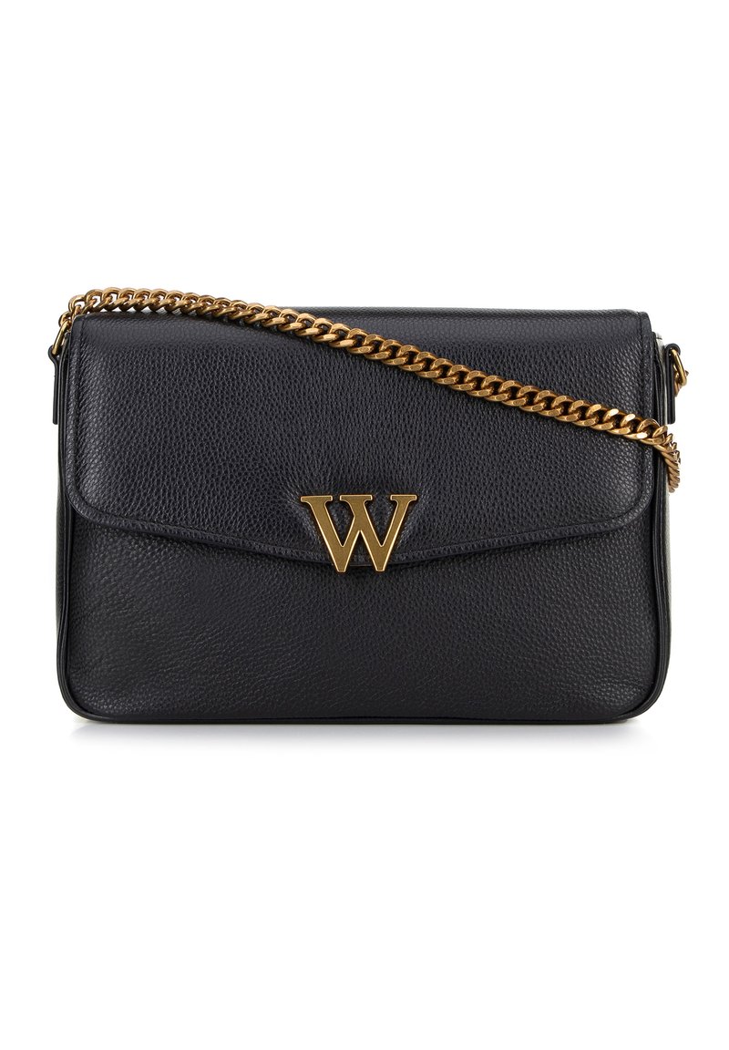 Černá kožená crossbody taška s texturovaným povrchem, zlatým řetízkovým popruhem a význačným zlatým logem písmene "W" na přední straně.