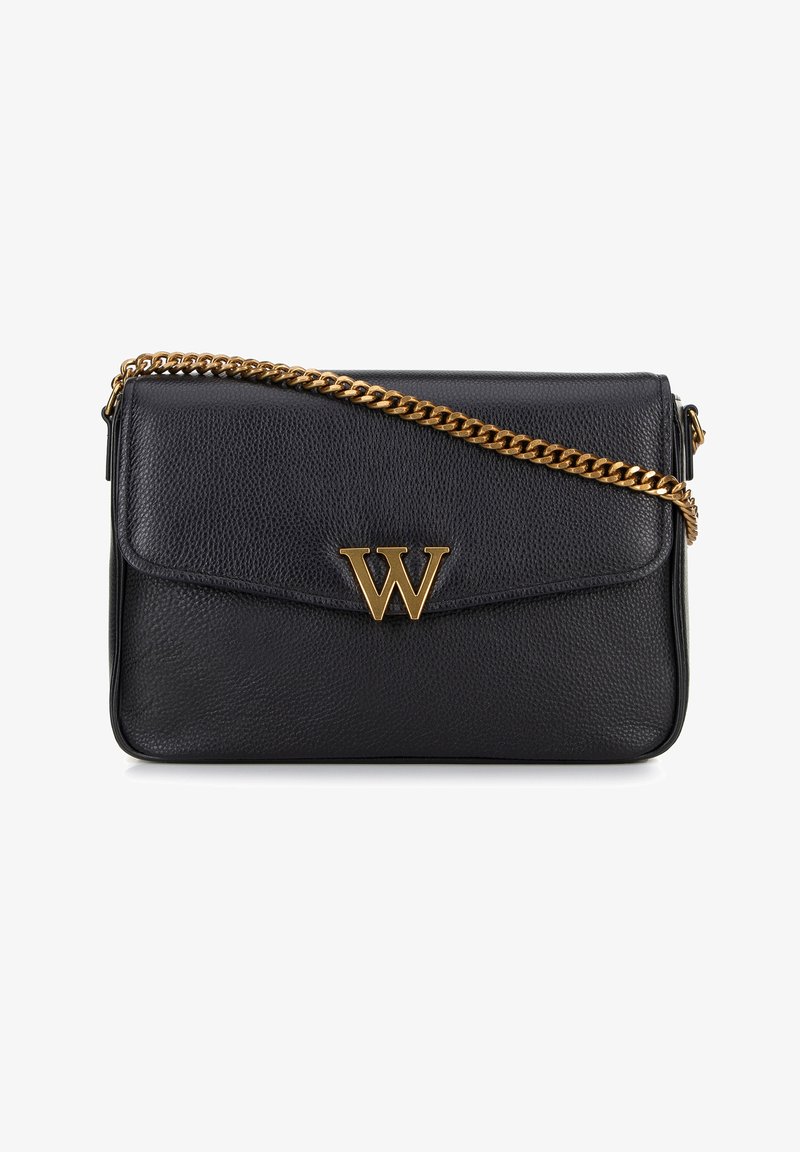 Borsa a tracolla nera in pelle con superficie texturizzata, tracolla in catena dorata e un distintivo logo dorato a forma di lettera "W" sul davanti.