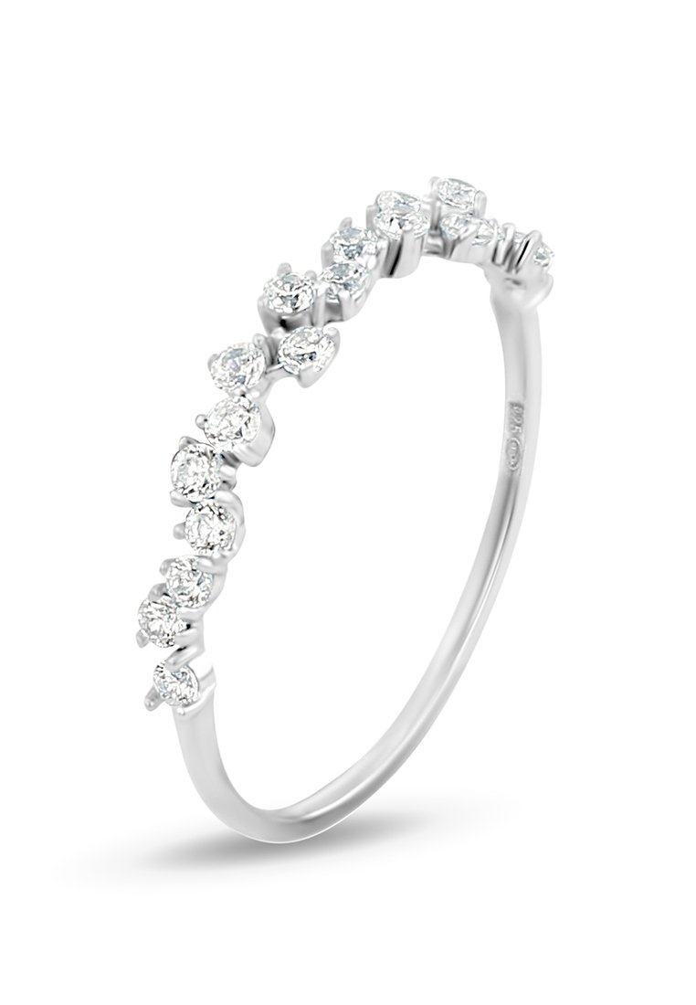 Bague en argent présentant un rang de petites pierres précieuses claires et scintillantes disposées dans un design courbé, créant une apparence élégante et homogène.